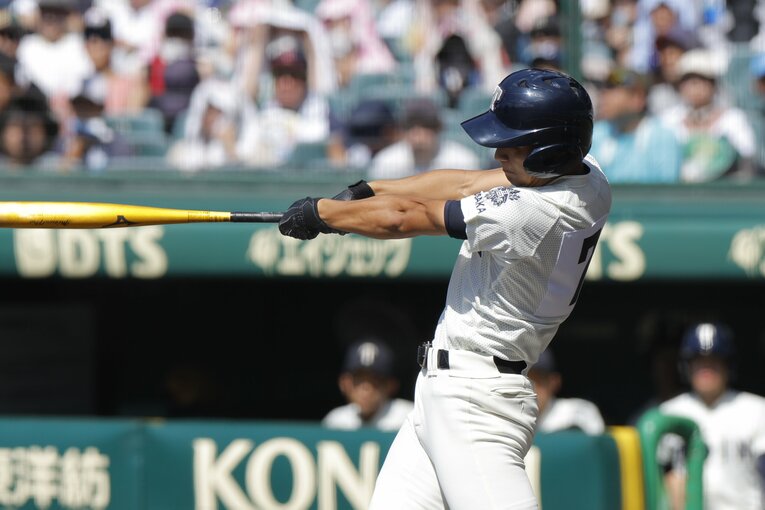 甲子園では当たりが無かった徳丸。非常に珍しい「両投げ左打ち」で外野では左投げ、内野を守る際は右投げ ©Shigeki Yamamoto
