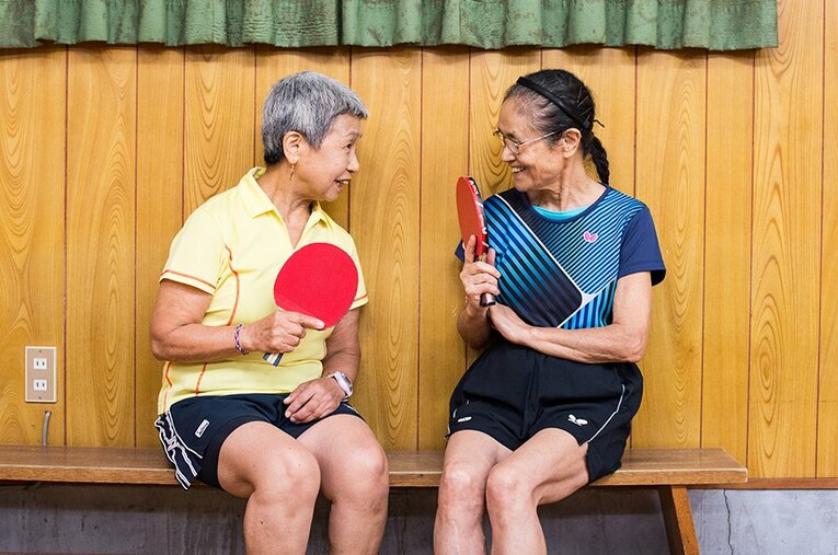 83歳にして毎日練習に励む増田ワカさん（右）と高木富子さん。 ／ photograph by Nanae Suzuki
