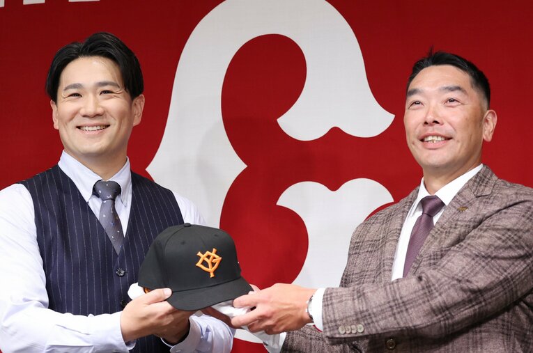 昨年12月25日。巨人入団会見での田中将大投手（36歳）と阿部慎之助監督（45歳） ／ photograph by JIJI PRESS