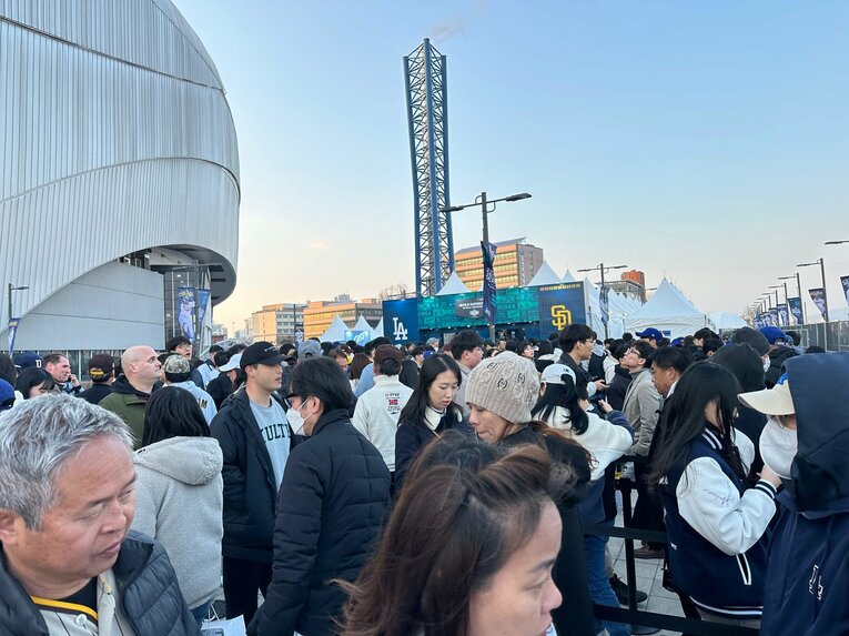 【開幕第1戦／20日】見よ、このグッズ販売の行列。寒いけど頑張って並んだ