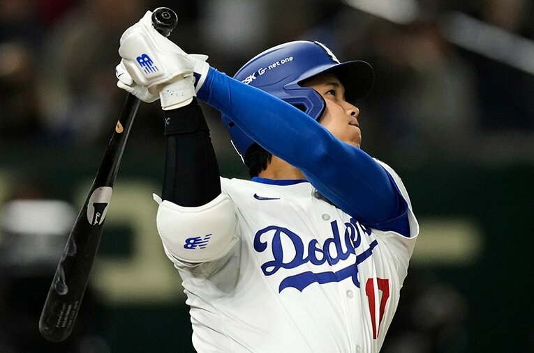 昨年は50−50の偉業を達成した打者・大谷翔平。2025年の打撃成績を予想すると……？ ／ photograph by AP Photo/Hiro Komae/AFLO