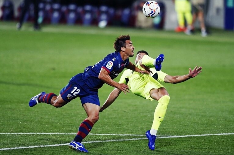 相手が足を上げたクリアを敢行しても臆することなく頭から突っ込んでいく。岡崎慎司らしい姿勢はスペインでも何ら変わらない ／ photograph by Daisuke Nakashima