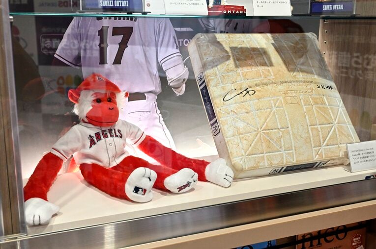 実戦で用いられたベースに「AL MVP」のサインが入った貴重な一品とぬいぐるみ　©Takashi Shimizu