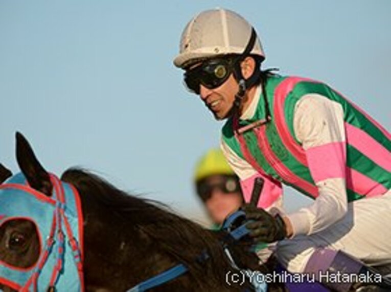 Yutaka Take
1969年3月15日、京都府生まれ。'87年のデビュー以来、年間200勝、前人未到の通算3400勝、'05年にディープインパクトで果たしたダービー4勝など、数多の名馬と共に様々な大記録を樹立。昨年11月のマイルCSで、2年ぶりの中央GI勝利。昨年までのJRA通算勝利数は3497。