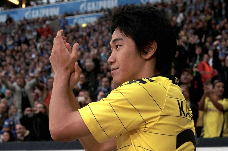 2010年のレビアー・ダービーに出場した香川。当時から最強GKとして知られていたノイアー相手に2得点を奪った ／ photograph by Friedemann Vogel/Getty Images