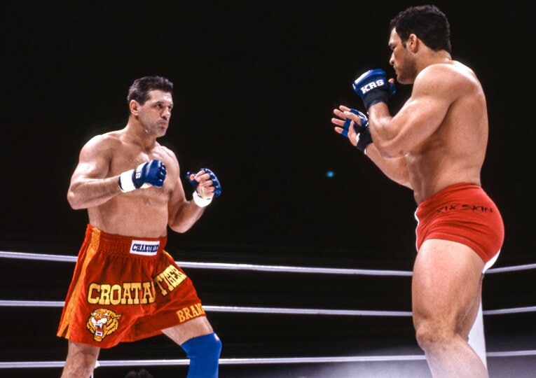 1998年3月15日、ケアーは『PRIDE.2』で日本初参戦。初代K-1王者のブランコ・シカティックと対戦した
