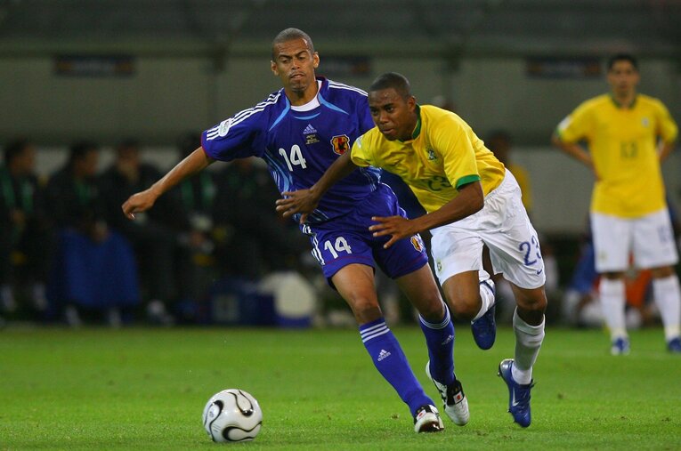 ドイツW杯ブラジル戦、ロビーニョとマッチアップする三都主　©JMPA