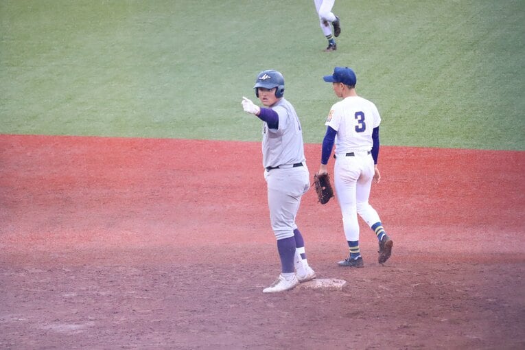 決勝・対聖光学院戦で左中間を切り裂くツーベースを打った佐々木麟太郎　©Genki Taguchi