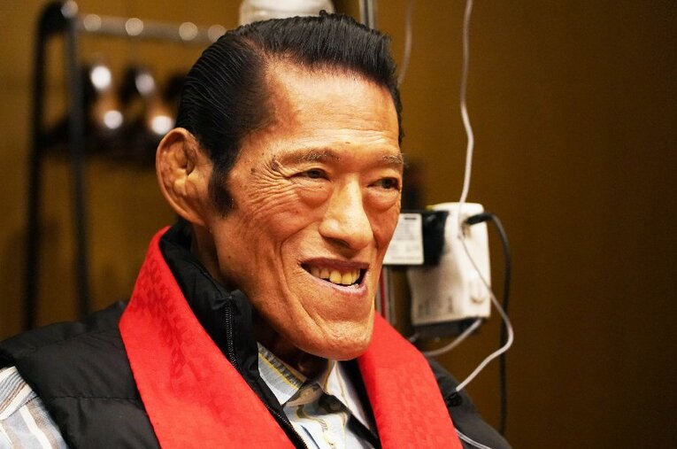 1990年、湾岸戦争直前のイラクに乗り込んだアントニオ猪木。共に人質解放に尽力した戦友・野崎和夫さんとの再会に笑顔を見せた ／ photograph by Essei Hara