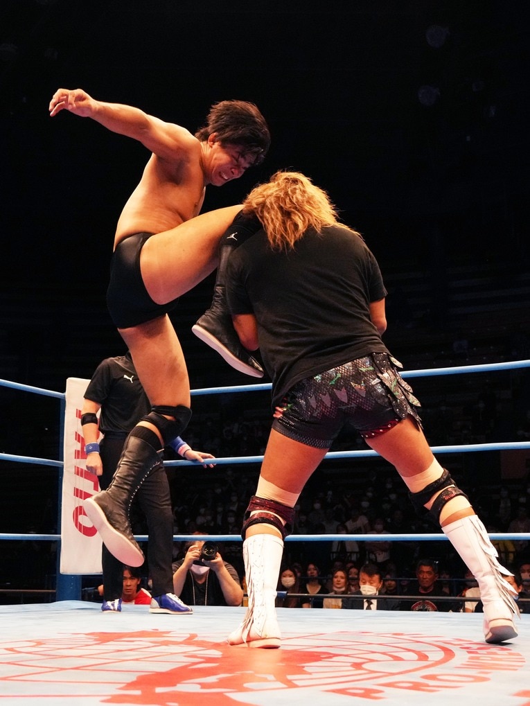 内藤哲也にヒザを見舞う安齊勇馬