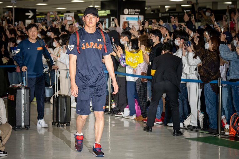 空港ファッションが板についている「吹田の主婦」こと、山﨑颯一郎　©Shiro Miyake