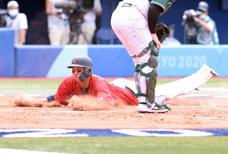 ヘッドスライディングで生還した坂本勇人　(C)Getty Images