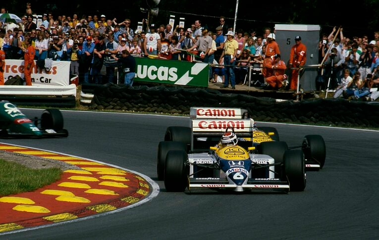 1986年第9戦イギリスGP。ピケがネルソンの前で走る　©Getty Images