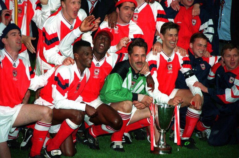かつてのアーセナルはシーマン（緑のユニフォーム）、その隣のアダムスら堅守のチームだった　©Getty Images
