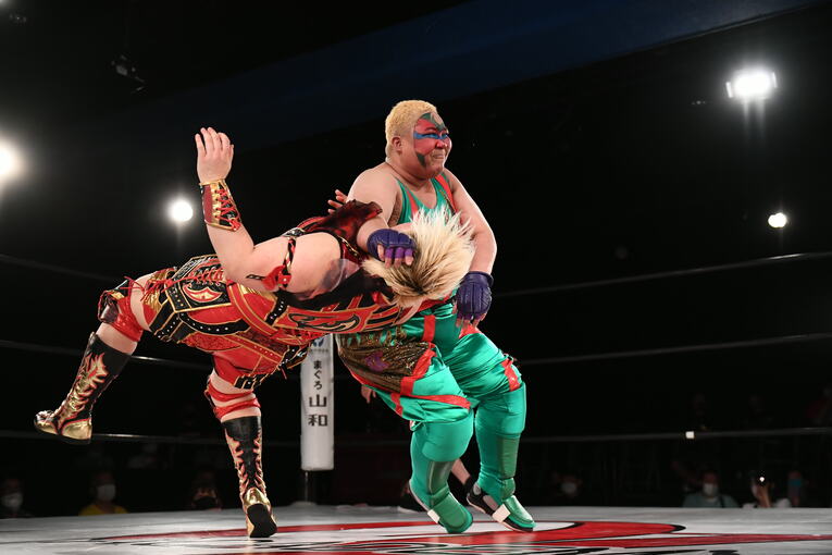 試合でのアジャコング（手術前）　©OZアカデミー