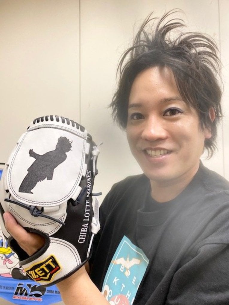 始球式用の特別グラブを手にこの笑顔　©Chiba Lotte Marines