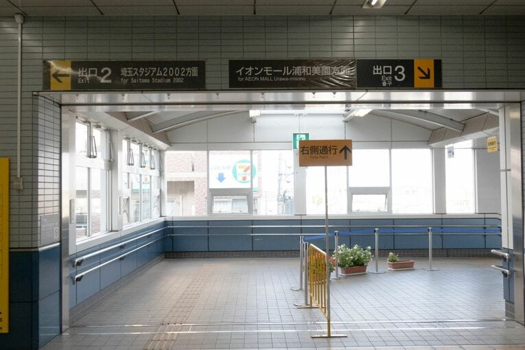 駅の東側。左に出るとスタジアム、右に出るとイオンモール