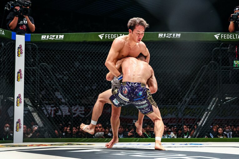 しかし、牛久が選んだのはタックルだった　©RIZIN FF Susumu Nagao