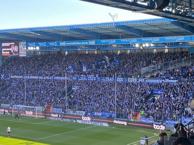 大勢詰めかけたビーレフェルトのサポーター　©Atsushi Iio