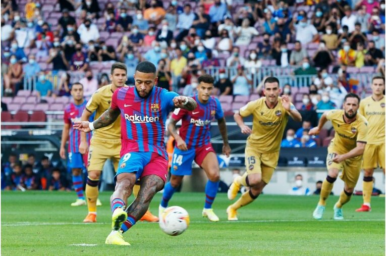 「PSGメッシ」の初得点と“FKの壁で寝転び”、ネイマールとの友情を撮った… 18歳のバルサ新10番ファティも復活〈激写〉(7)