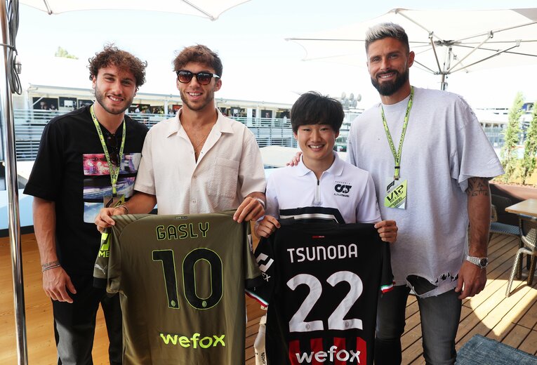 左からダヴィデ・カラブリア（ACミラン）、ガスリー、角田、オリヴィエ・ジルー（ACミラン）　©Getty Images / Red Bull Content Pool