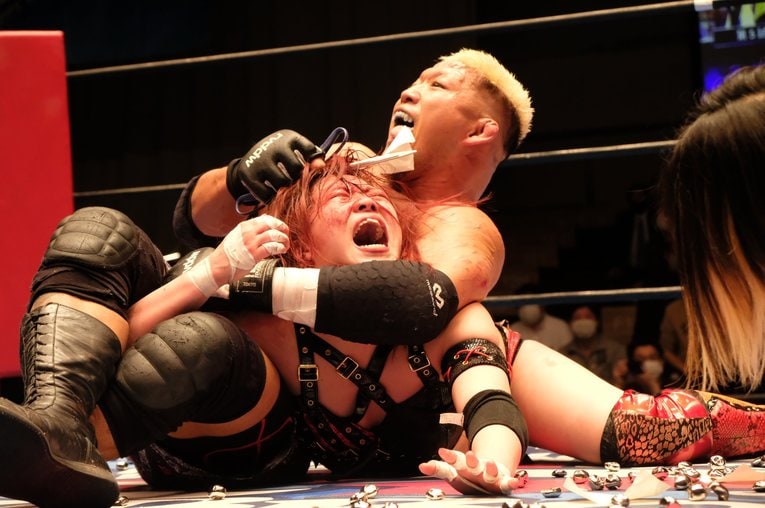 「いつか、傷だらけの背中でウェディングドレスを」 18歳の女子レスラー・鈴季すずが大流血を「嬉しい」と語る理由(9)