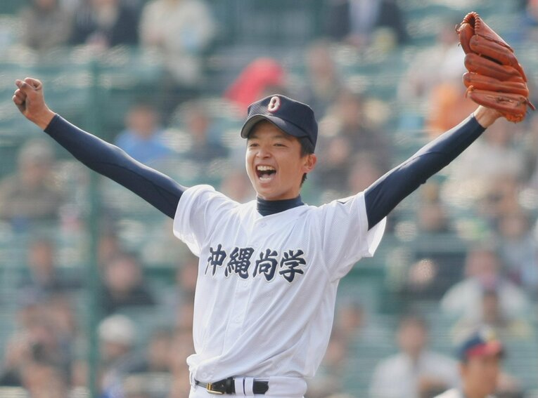2008年センバツ優勝を決め、歓喜する沖縄尚学のエース・東浜 ©JIJI PRESS