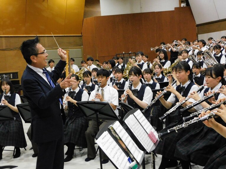 梅田先生の指揮はエネルギッシュ　©︎Haruka Sato
