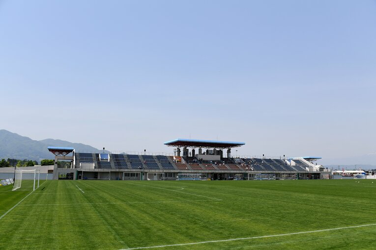 いわぎんスタジアムのピッチとメインスタンド　©Masashi Hara - JL/Getty Images for DAZN