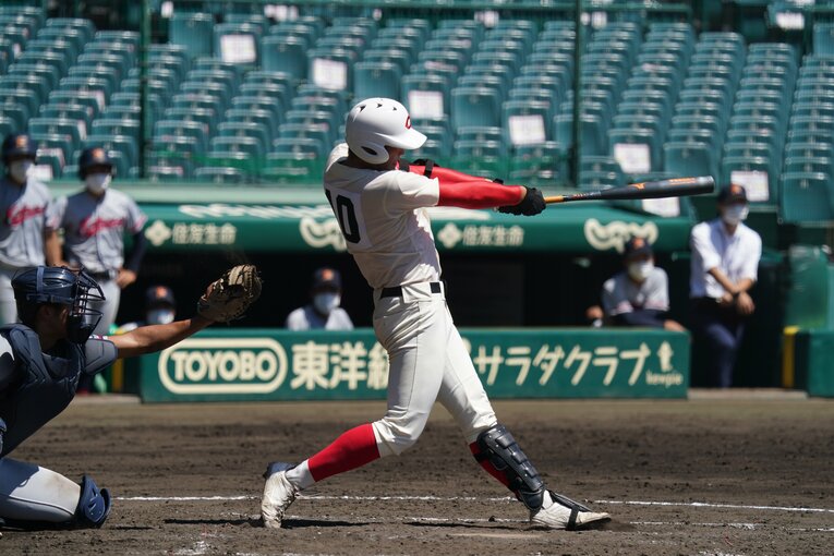 智弁学園の8番小畠一心の3ランホームラン　©Hideki Sugiyama