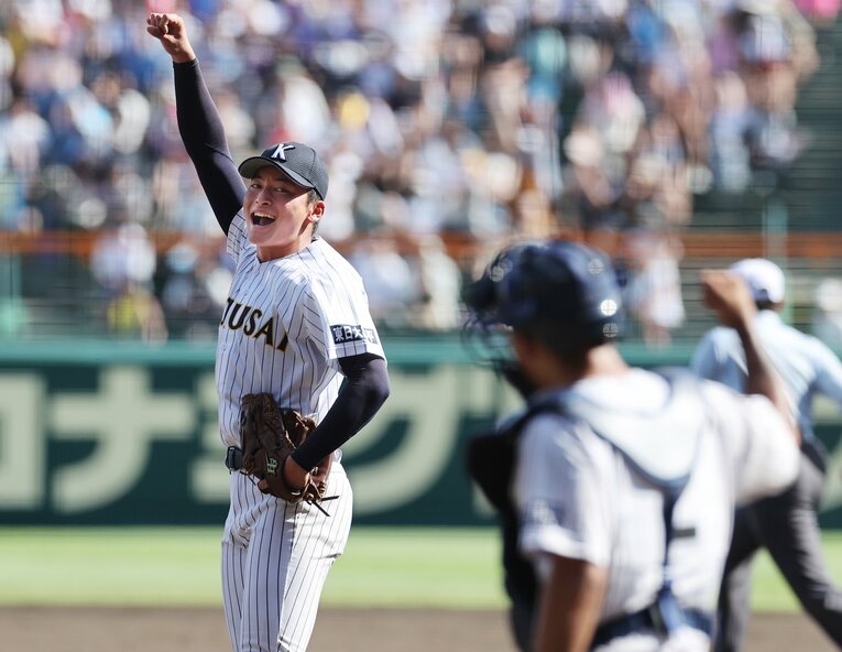 白樺学園に完投勝利し喜ぶ東日大昌平の照沼佑崇投手（左）　©JIJI PRESS