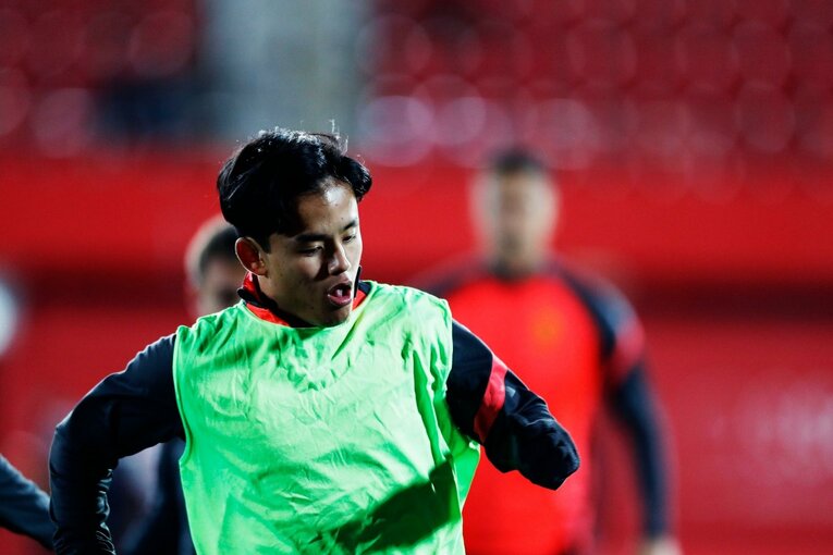 久保建英の“劇的決勝ゴール後に消えた疾走”は「客席に飛び込みたかったけど高すぎて無理」だった？《カメラマンが見た真相》(3)