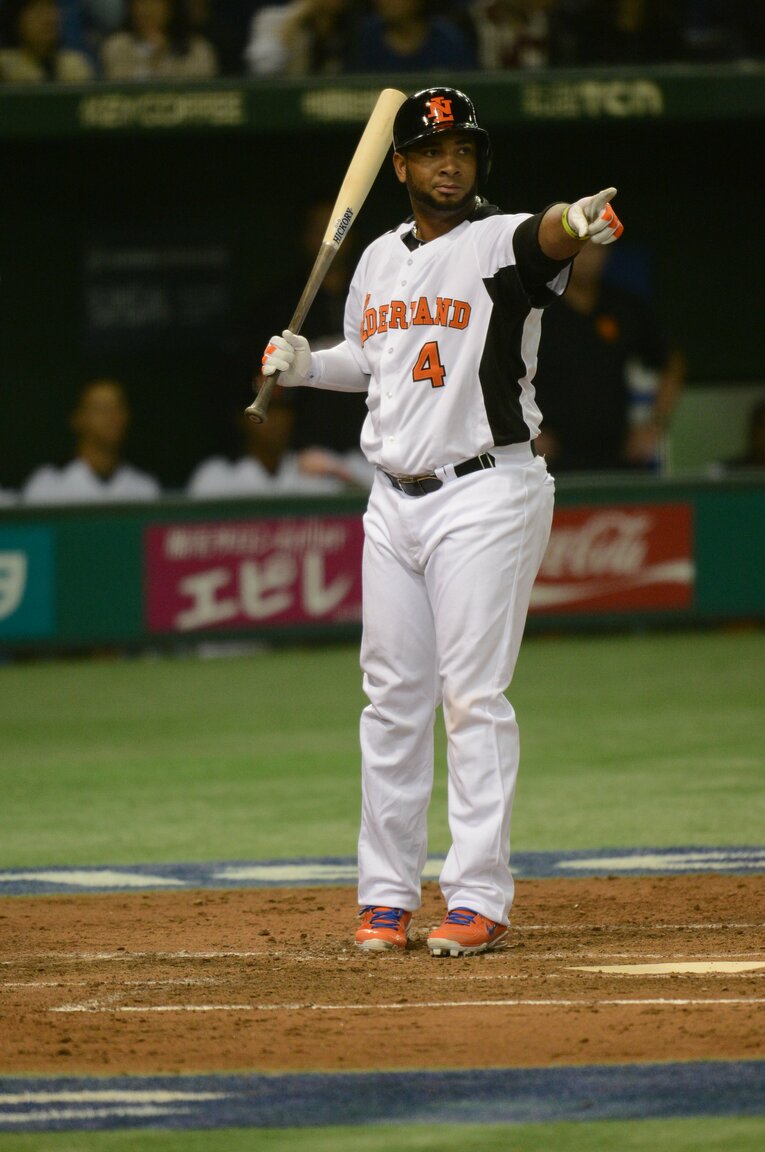 塁審に自らスイング判定を求めるバレンティン（2013年WBC）　©BUNGEISHUNJU