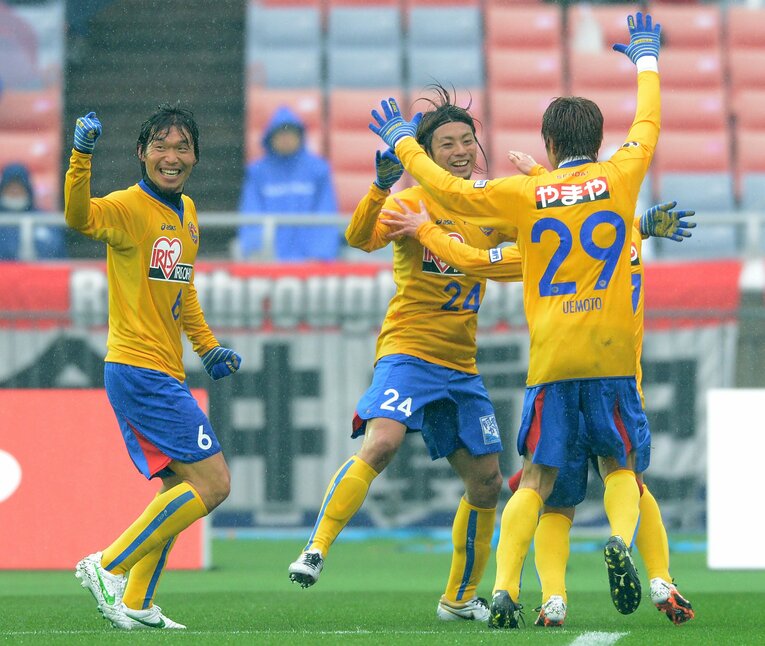 仙台時代に先輩・上本（29番）と共にプレーした　©︎Etsuo Hara/Getty Image