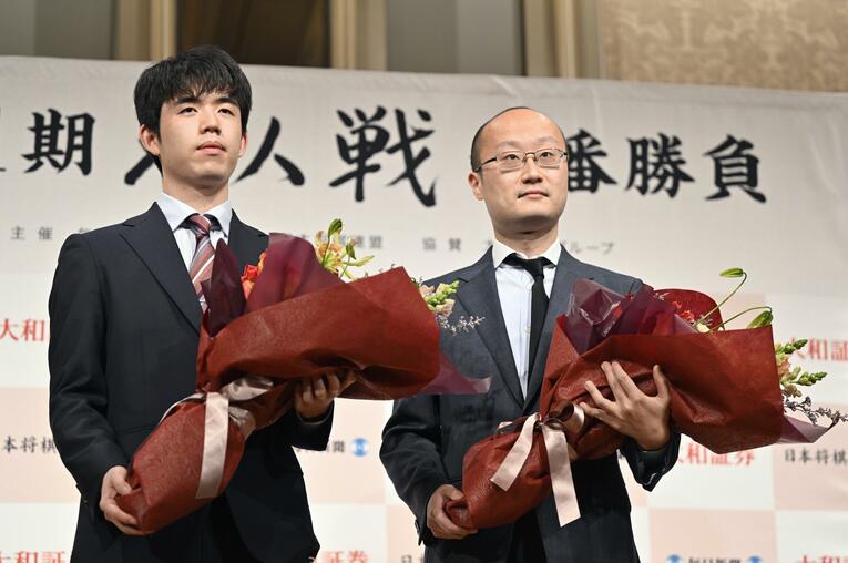 前夜祭での両者　©Kyodo News