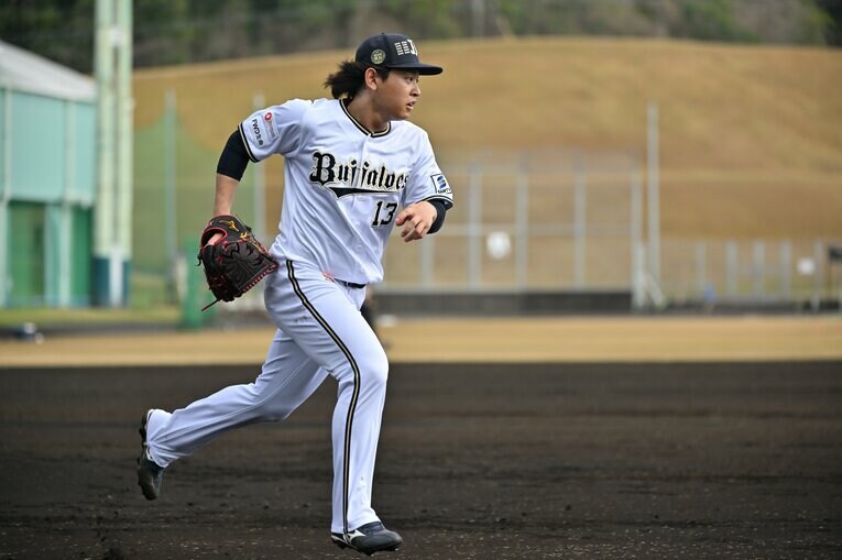 春季キャンプの練習中。生き生きとした表情でボールを追う宮城　©︎Hideki Sugiyama