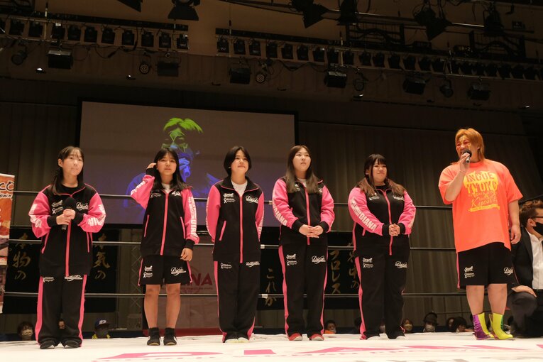 リング上で挨拶をするディアナの練習生たち　©Norihiro Hashimoto