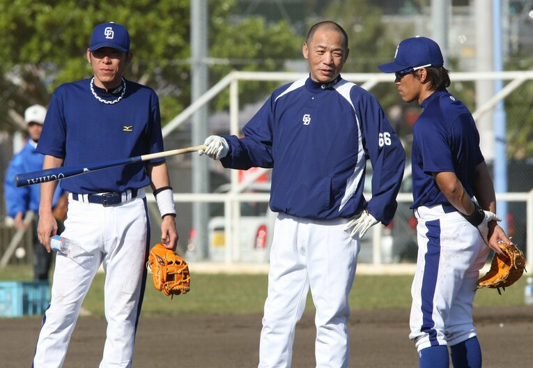 キャンプで落合監督の指導を受ける荒木と井端　©JIJI PRESS