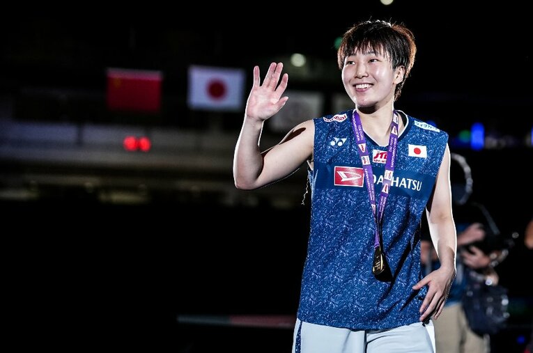 バドミントン世界選手権・女子シングルスで日本人史上初の連覇を達成した山口茜。恩師や後輩たちが応援に駆けつける中、見事な優勝を飾った ／ photograph by Getty Images