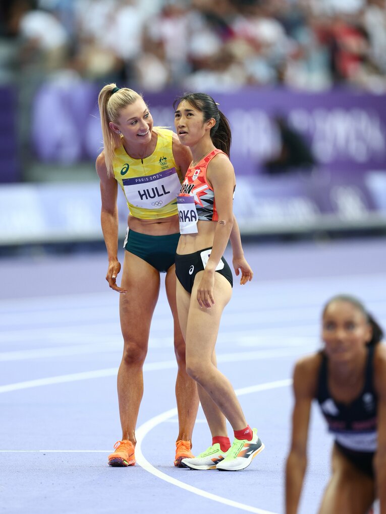 田中希実に笑顔で声をかけるハル　©Ryosuke Menju/JMPA