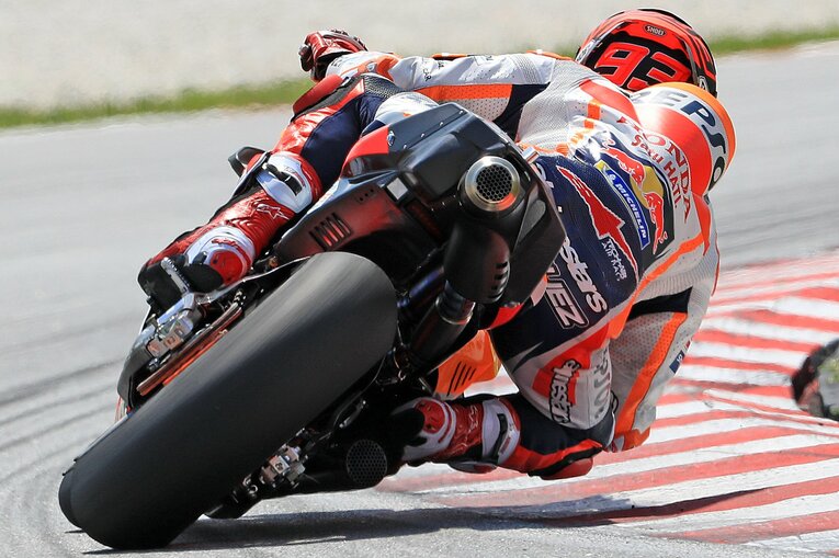 2019年のテストで、ホンダ時代のマルケスがマスダンパーをテスト。やはりシートカウル後方に膨らみがある　©Satoshi Endo