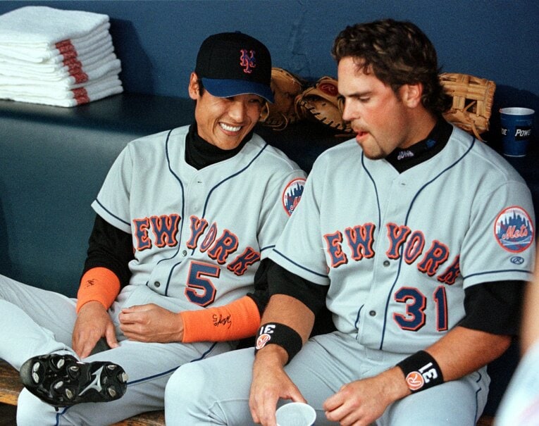 メジャー1年目のメッツ時代。同僚のマイク・ピアザと談笑する新庄　©JIJI PRESS