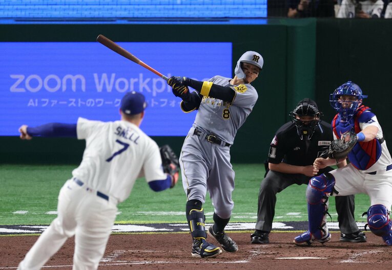 プレシーズンのドジャースとの対戦でブレイク・スネルから3点本塁打を放った佐藤輝明　©︎SANKEI SHIMBUN