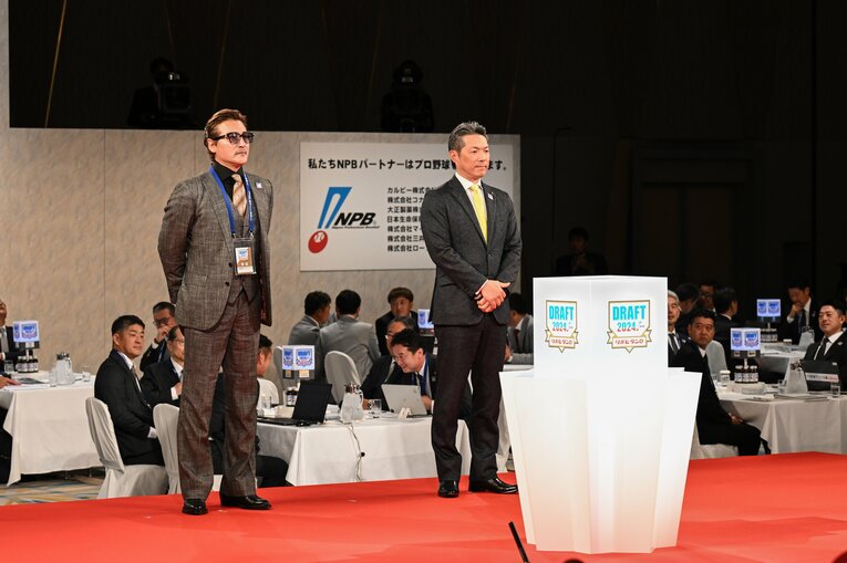 「外れ1位」柴田獅子の抽選に臨む小久保監督と日本ハム・新庄監督　©Nanae Suzuki