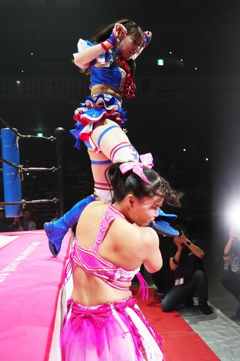 エプロンから渡辺未詩を蹴る荒井優希　©Essei Hara