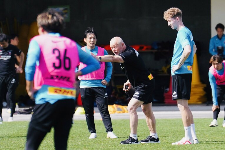 熱血指導のヘグモ監督と指示を聞く中島翔哉、グスタフソン　©Atsushi Iio