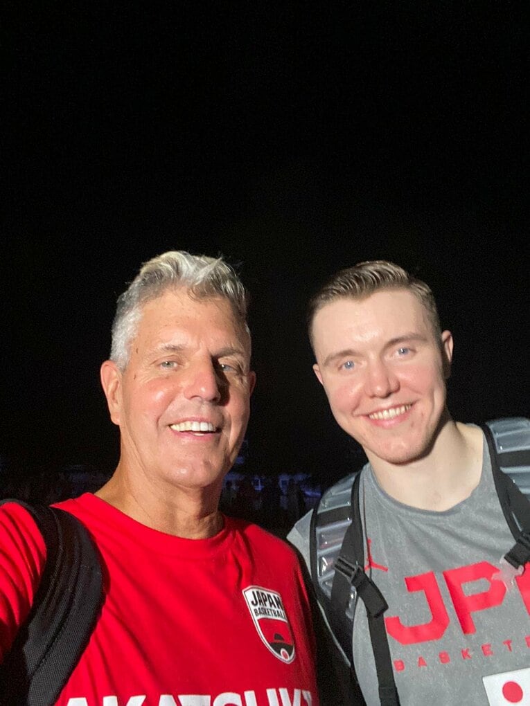 W杯中の2ショット。ホーキンソン（右）と父・ネルズさん（写真=ネルズさん提供）