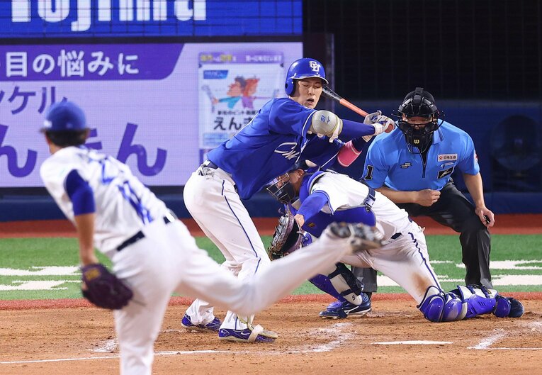 4回、上林が藤浪から死球を受ける　©SANKEI SHIMBUN