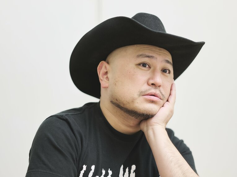 錦鯉の先輩芸人にあたるピン芸人のハリウッドザコシショウ。2016年のR-1ぐらんぷりで優勝し、21年から審査員を務める　©Yuki Suenaga