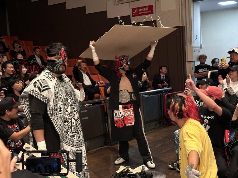 スワイプすると「エル・デスペラードvs葛西純」など激闘写真をご覧になれます　©Norihiro Hashimoto